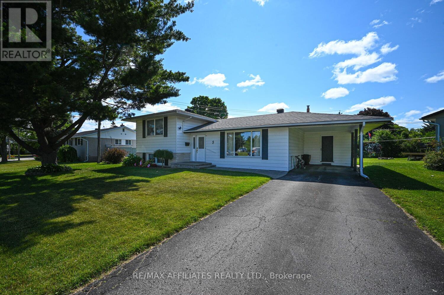 Photo 8 of 5 Ross Street W, Smiths Falls ON
