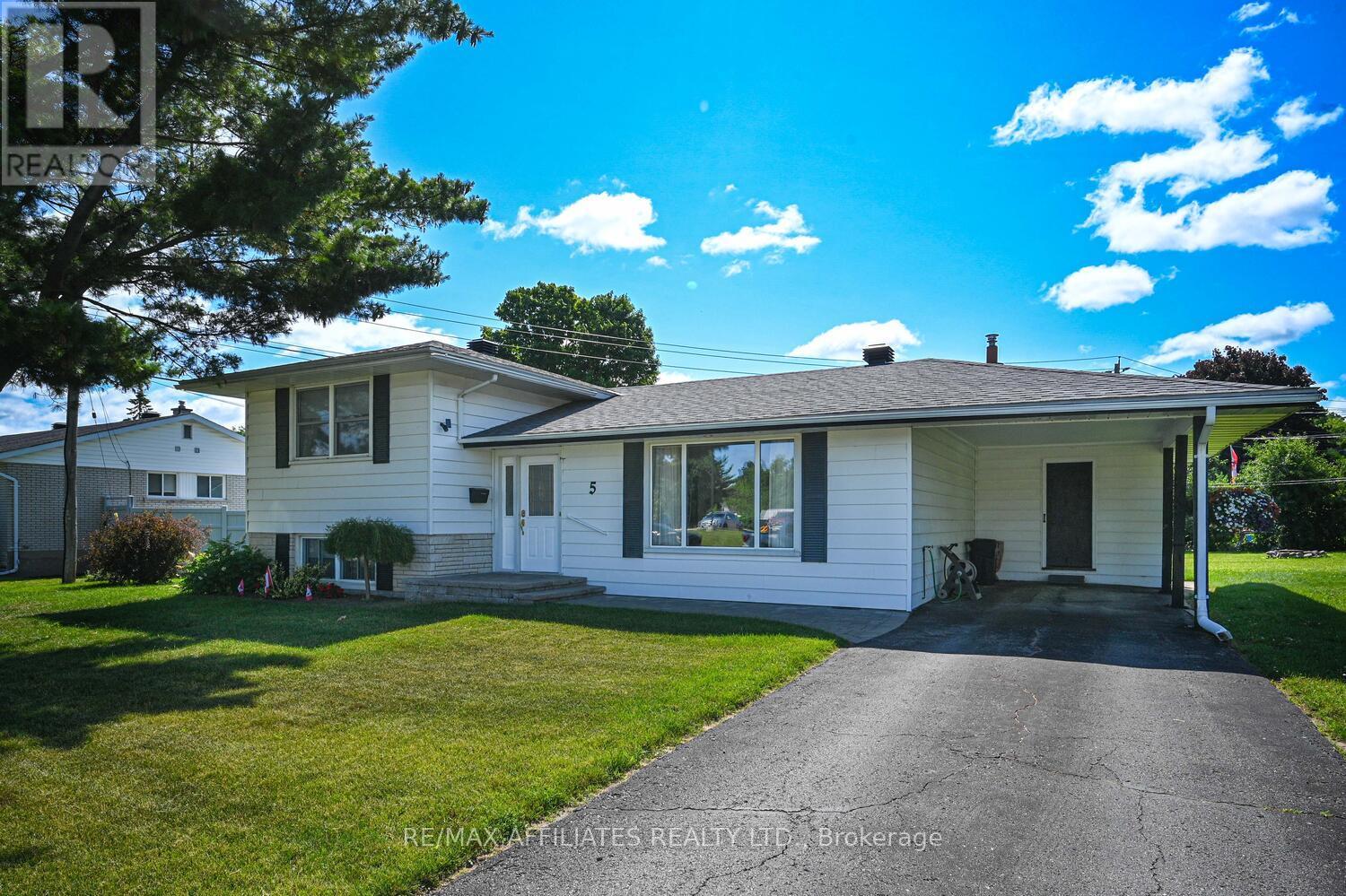 Photo 9 of 5 Ross Street W, Smiths Falls ON