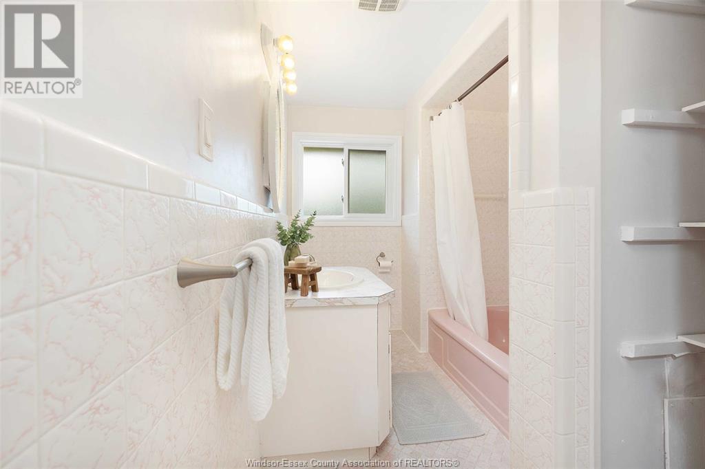 Photo 25 of 1558 Stratford Court, Windsor ON
