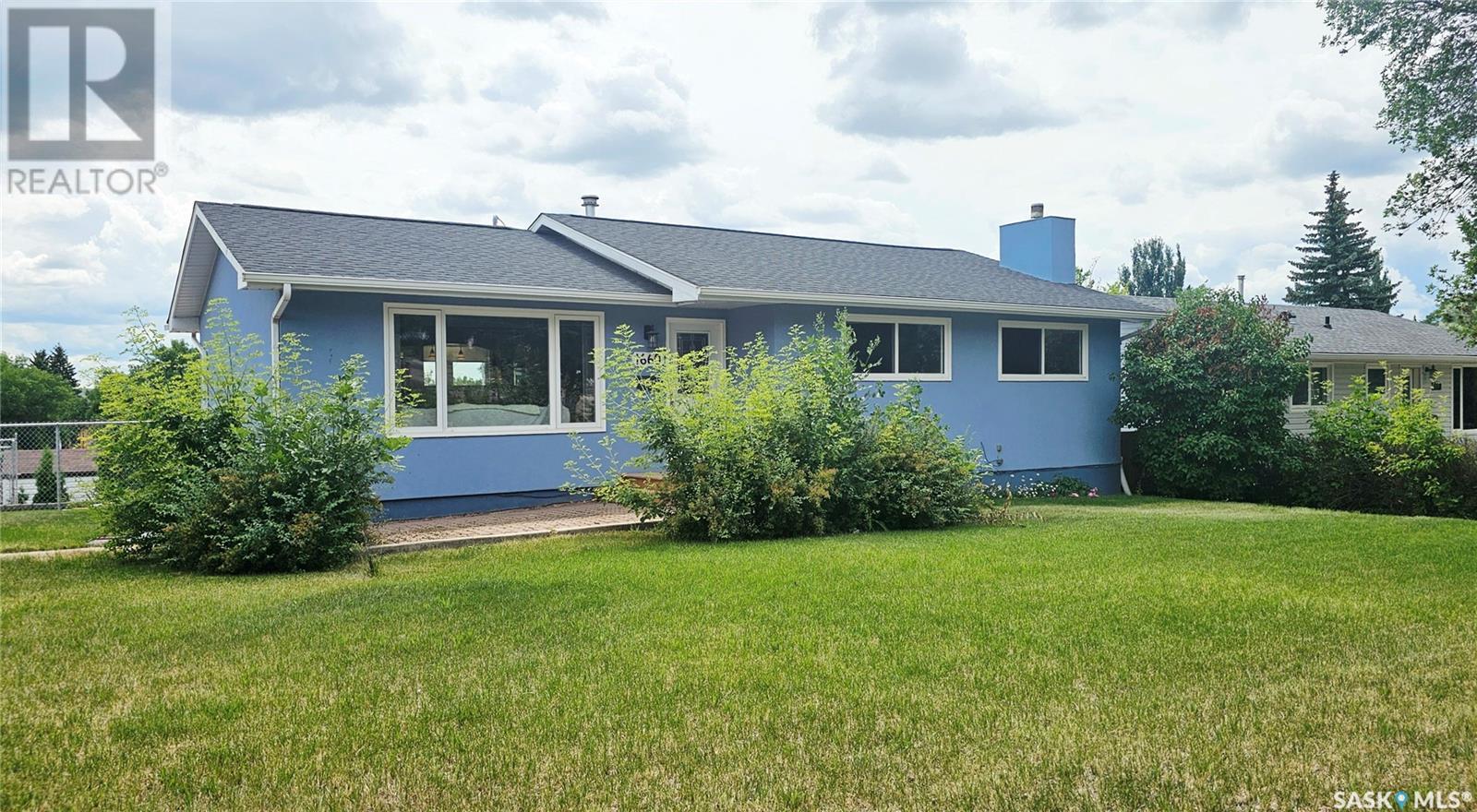 Single Family House Bungalow for Sale in  Bell STREET E Swift Current 