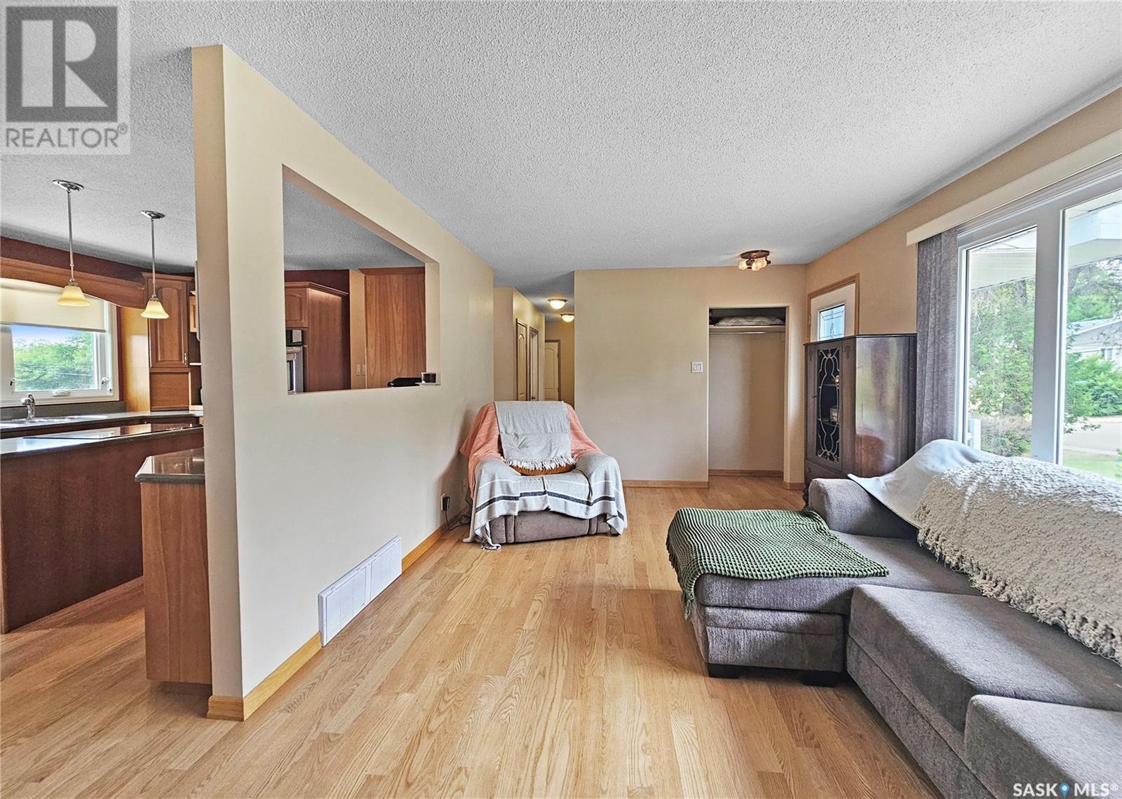 Single Family House Bungalow for Sale in  Bell STREET E Swift Current 