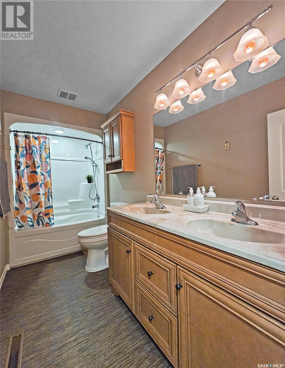 Single Family House Bungalow for Sale in  Bell STREET E Swift Current 