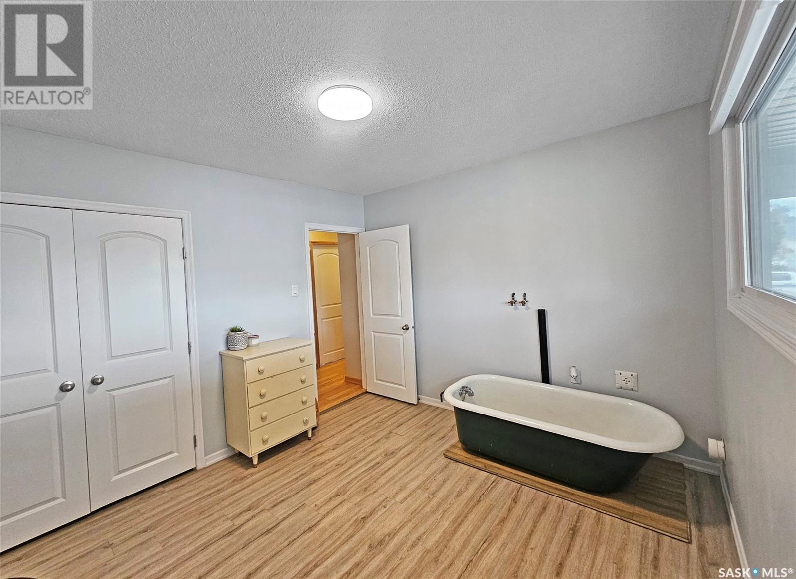 Single Family House Bungalow for Sale in  Bell STREET E Swift Current 