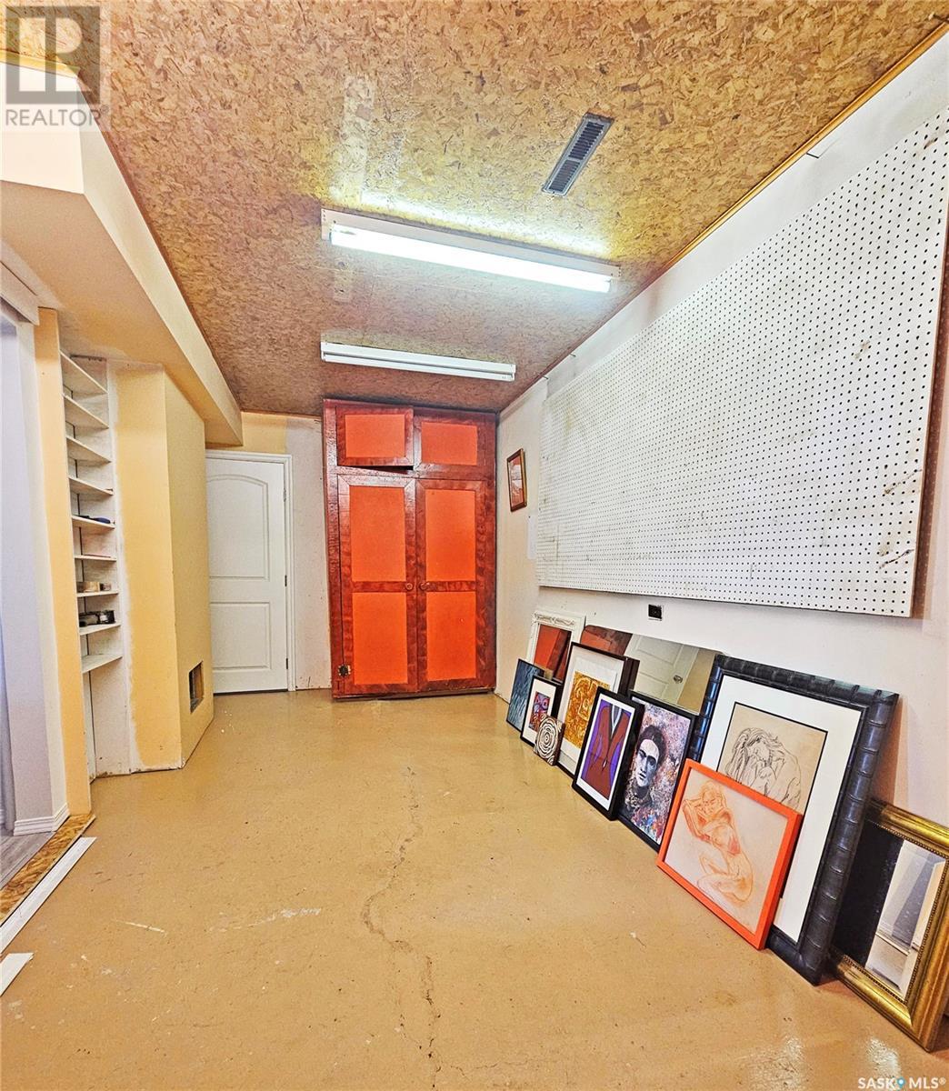 Single Family House Bungalow for Sale in  Bell STREET E Swift Current 