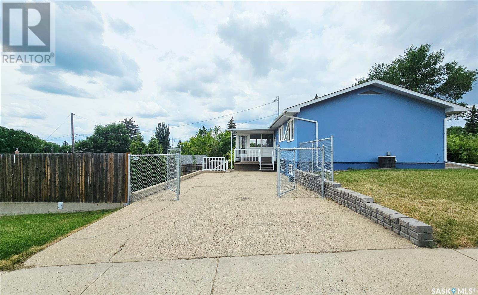 Single Family House Bungalow for Sale in  Bell STREET E Swift Current 