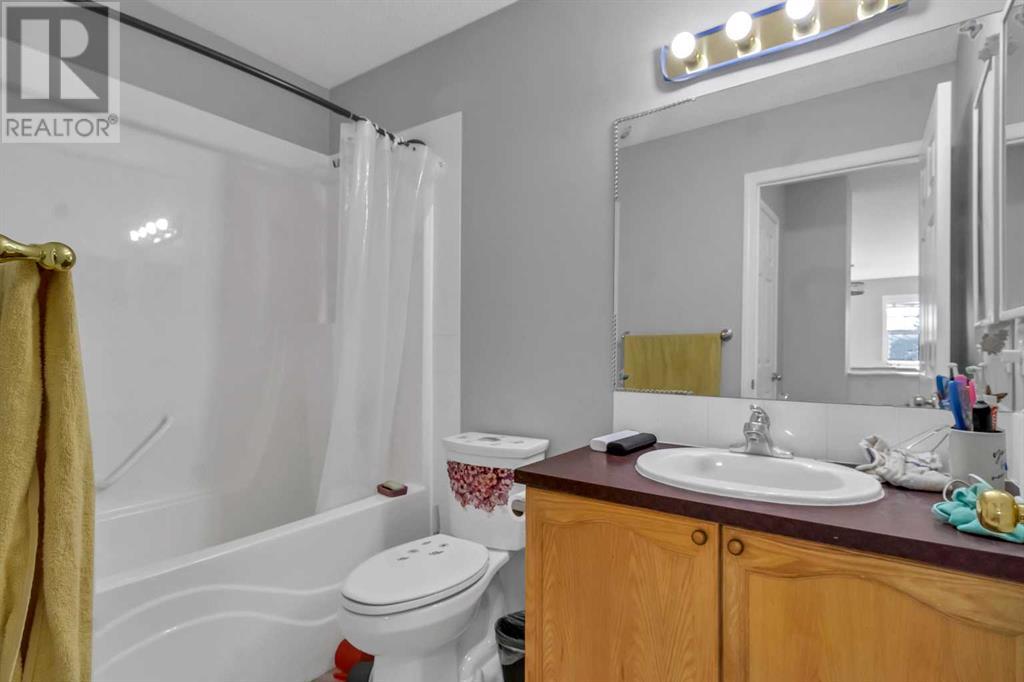 Single Family House for Sale in  Royal Elm Drive NW Royal Oak Calgary 