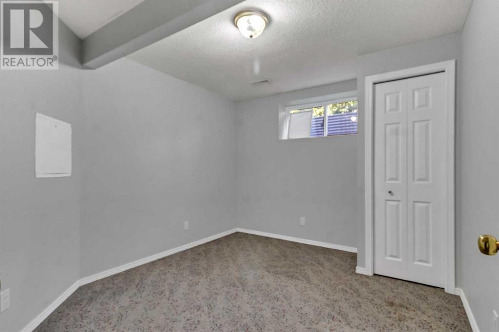 Single Family House for Sale in  Royal Elm Drive NW Royal Oak Calgary 