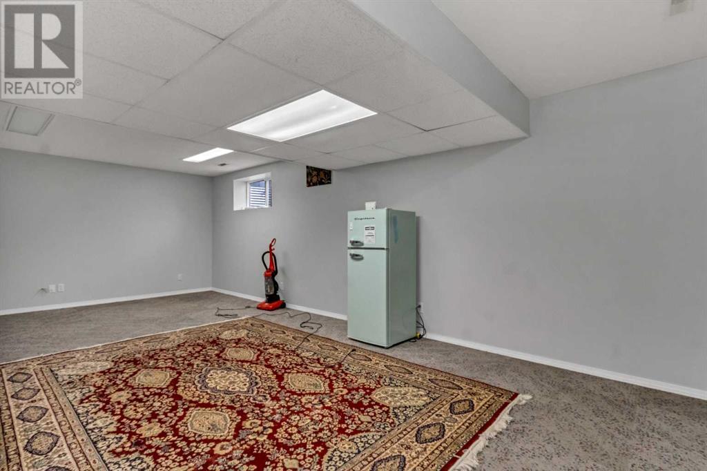 Single Family House for Sale in  Royal Elm Drive NW Royal Oak Calgary 