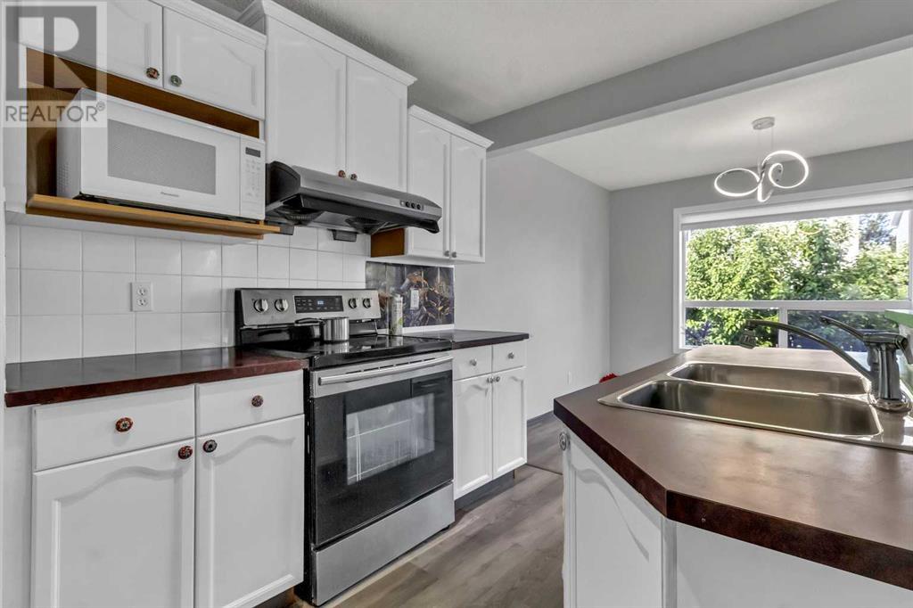 Single Family House for Sale in  Royal Elm Drive NW Royal Oak Calgary 