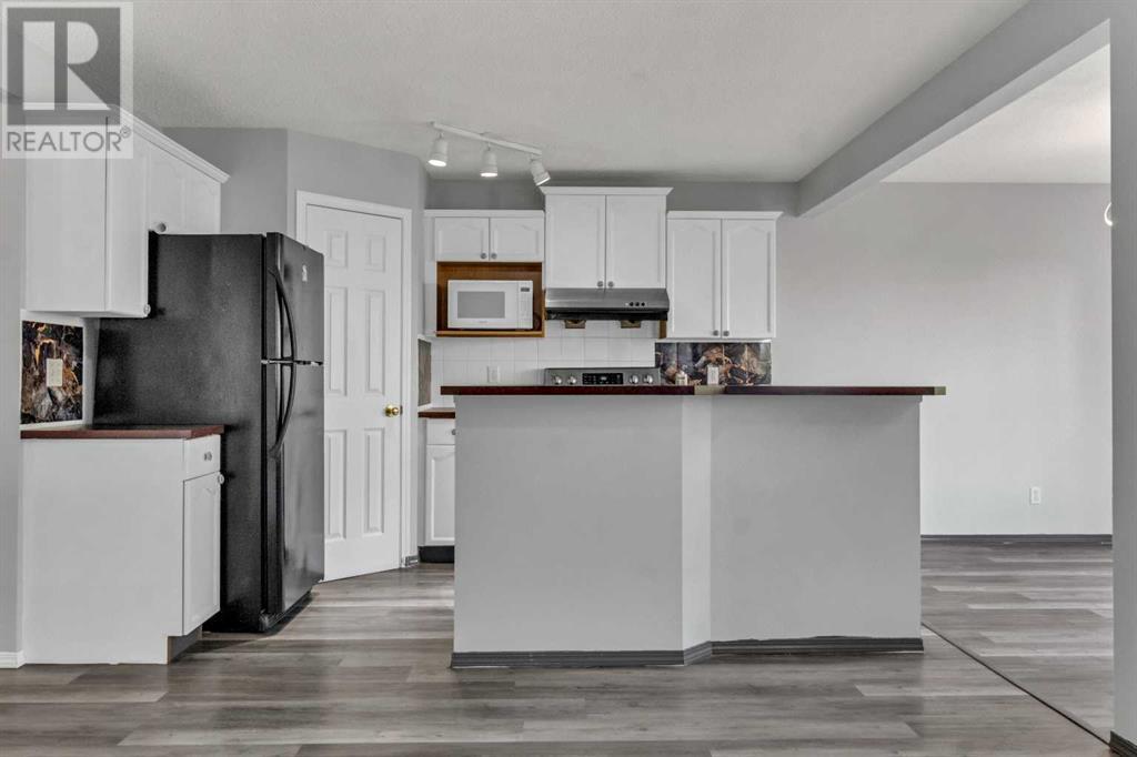 Single Family House for Sale in  Royal Elm Drive NW Royal Oak Calgary 