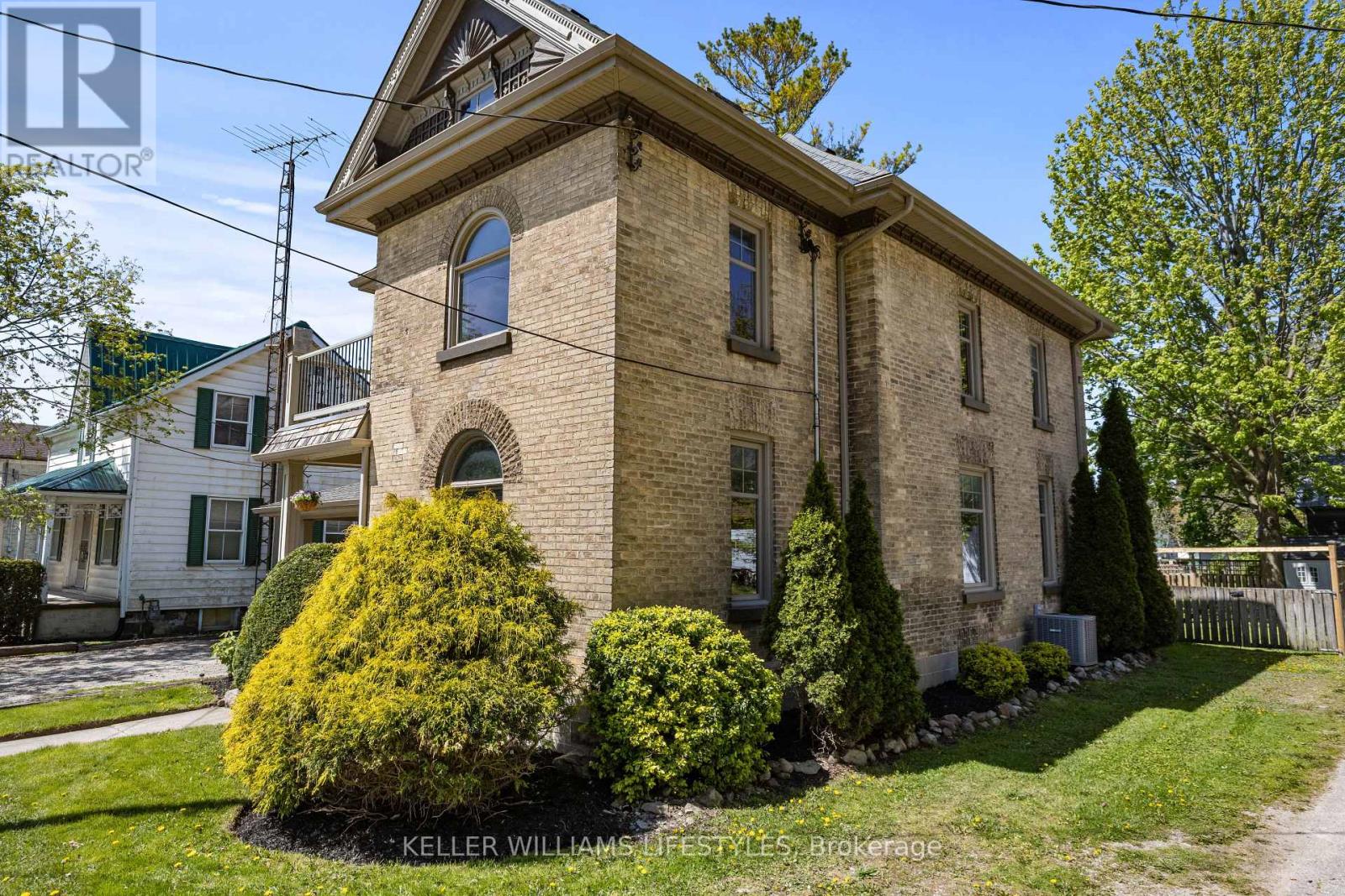 Single Family House for Sale in  PARKHILL MAIN STREET North Middlesex (Parkhill) 