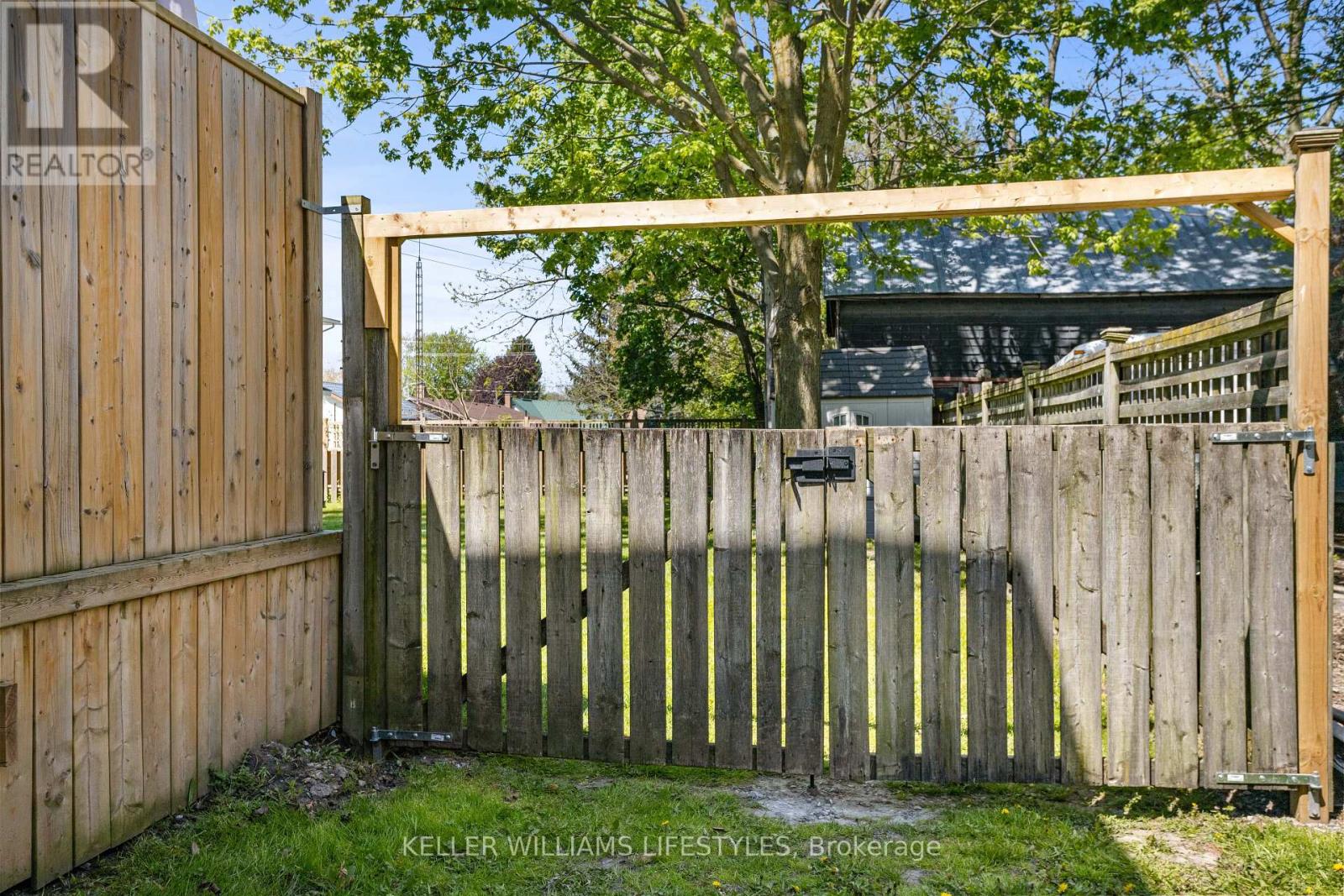Single Family House for Sale in  PARKHILL MAIN STREET North Middlesex (Parkhill) 