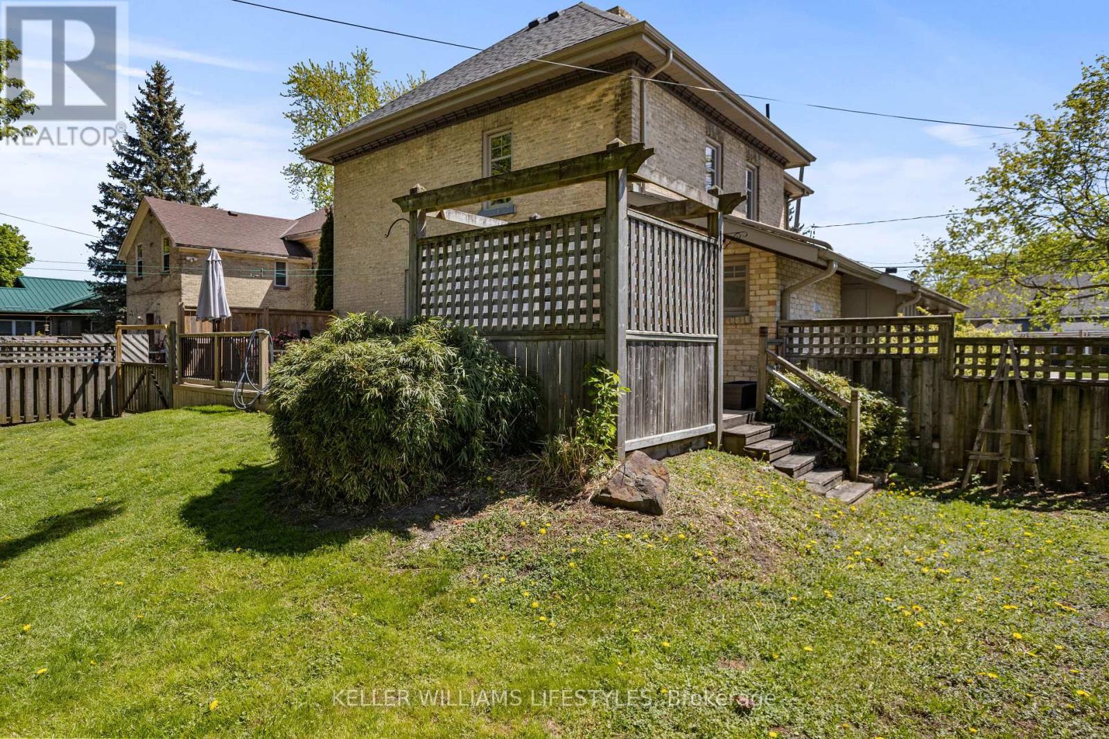 Single Family House for Sale in  PARKHILL MAIN STREET North Middlesex (Parkhill) 