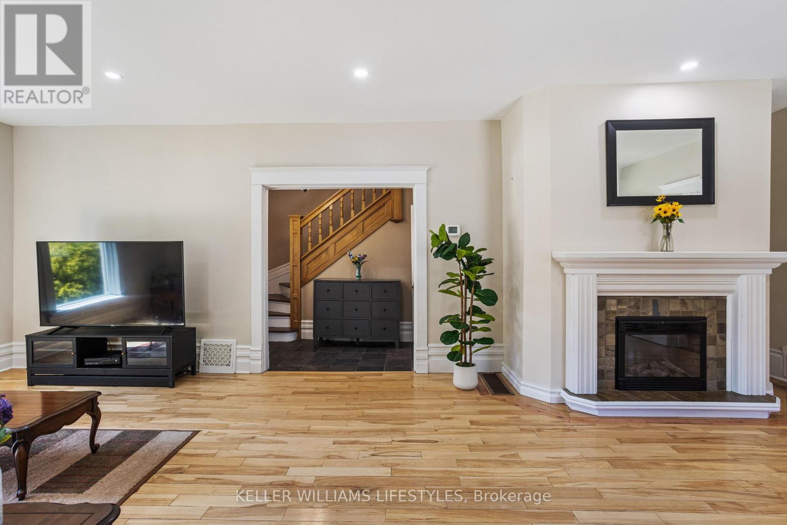 Single Family House for Sale in  PARKHILL MAIN STREET North Middlesex (Parkhill) 