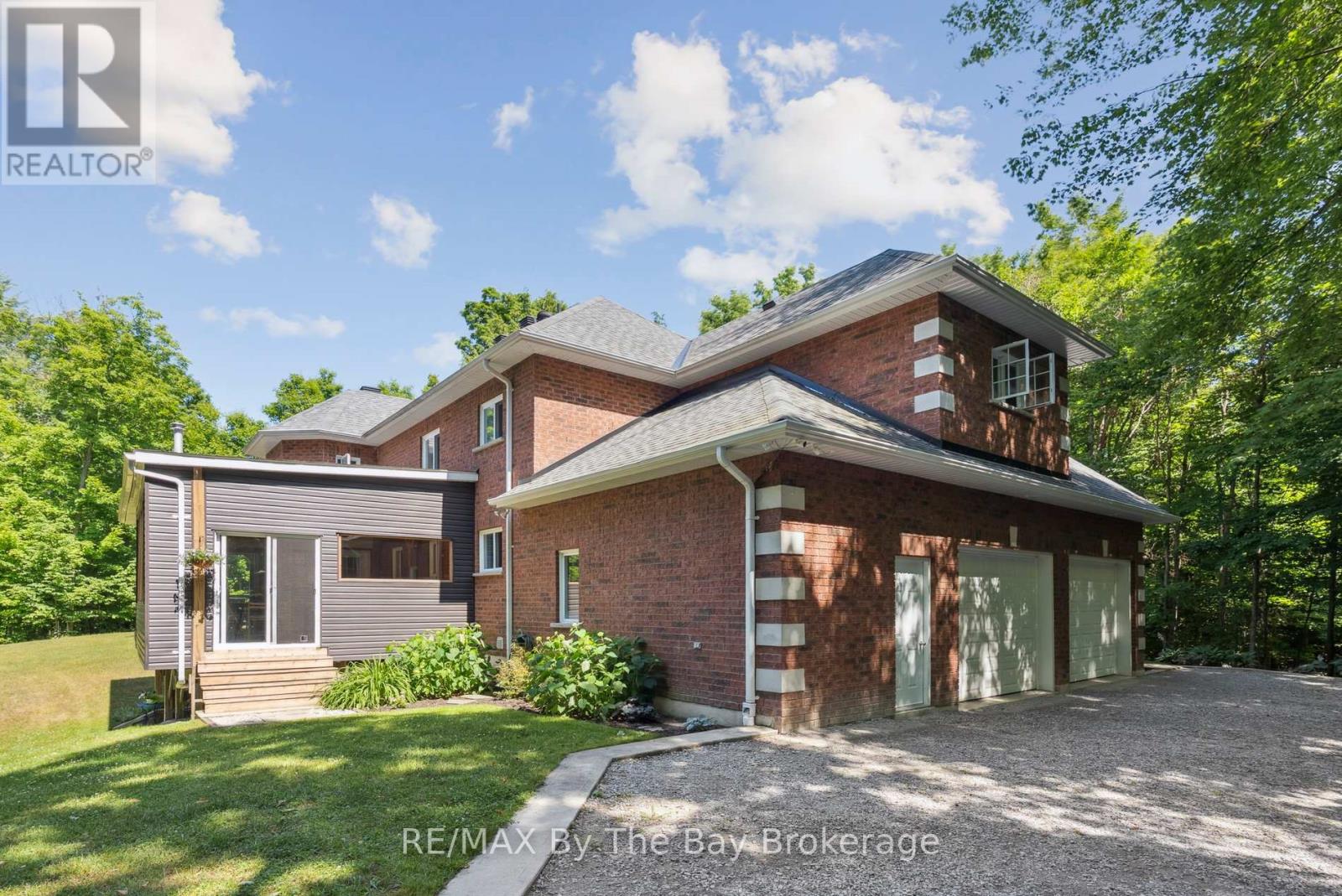 Photo 31 of 19 Gillespie Trail Se, Essa ON