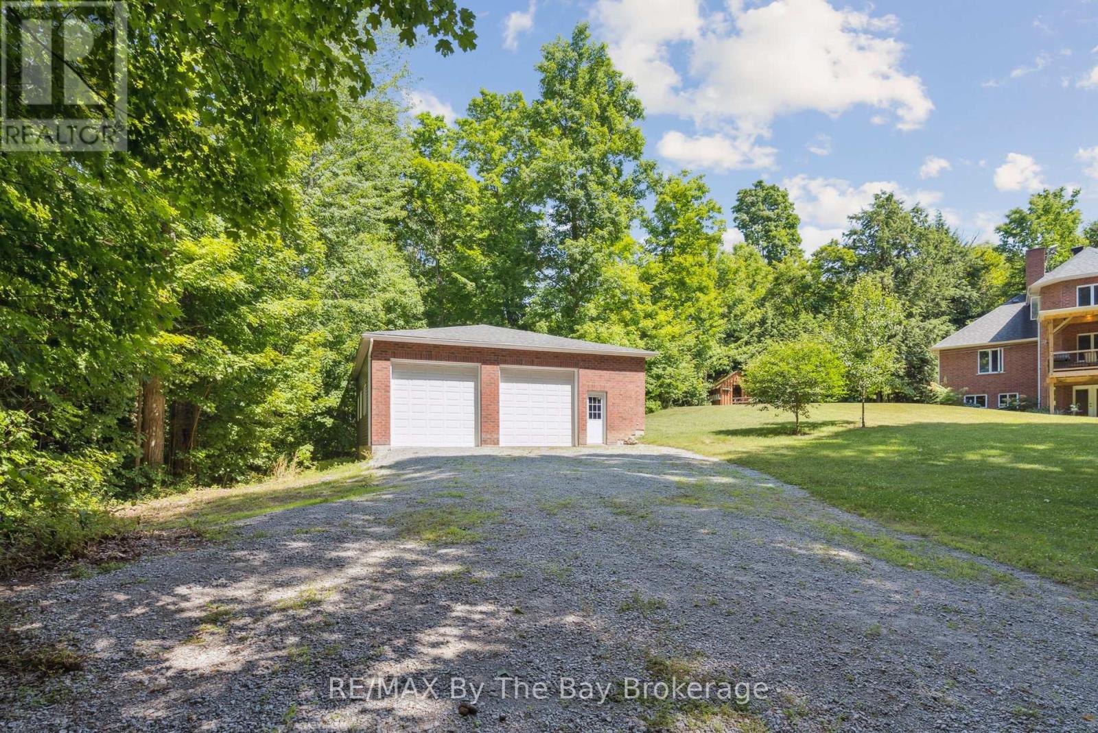 Photo 33 of 19 Gillespie Trail Se, Essa ON