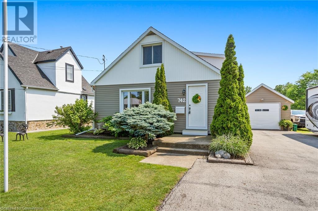 Photo 3 of 742 Broadway Street, Welland ON