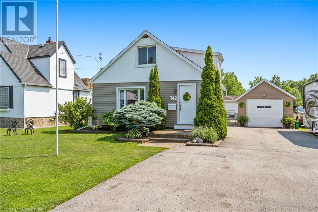 Photo 4 of 742 Broadway Street, Welland ON