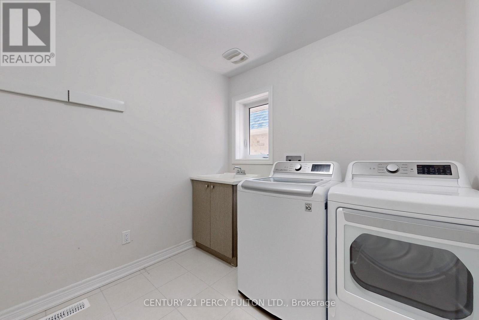 Photo 13 of 23 Sam Battaglia Crescent, Georgina ON