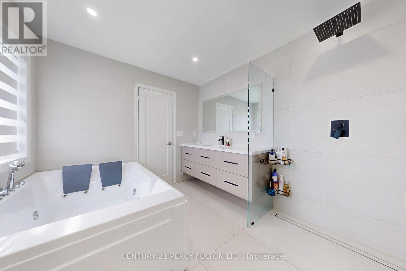 Photo 14 of 23 Sam Battaglia Crescent, Georgina ON