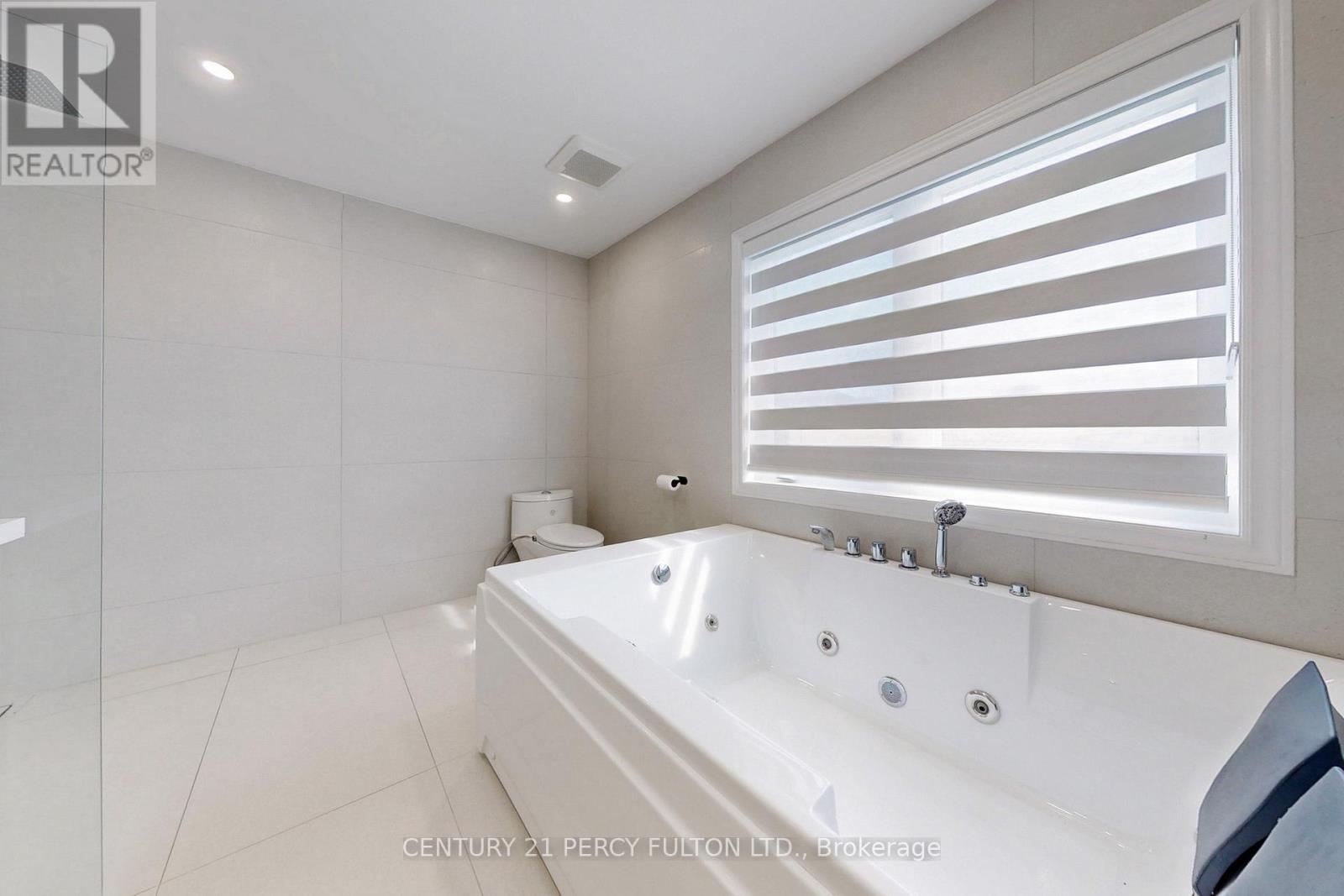 Photo 20 of 23 Sam Battaglia Crescent, Georgina ON
