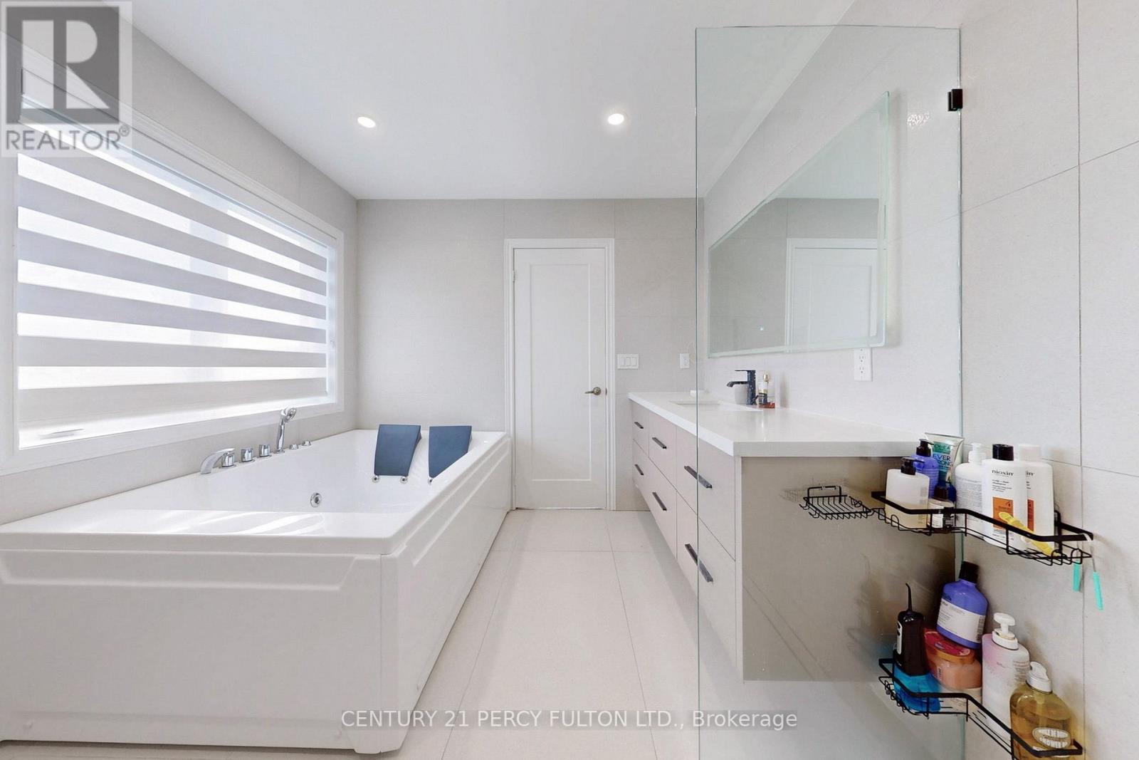 Photo 4 of 23 Sam Battaglia Crescent, Georgina ON