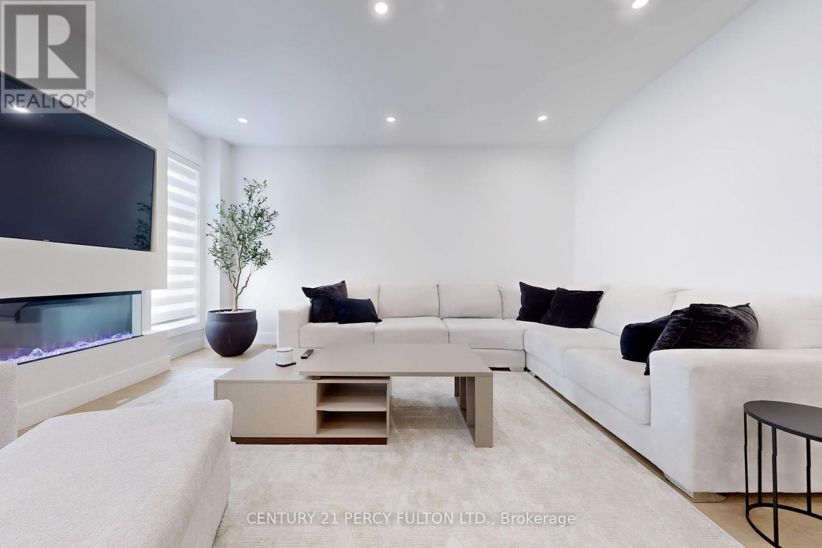 Photo 25 of 23 Sam Battaglia Crescent, Georgina ON