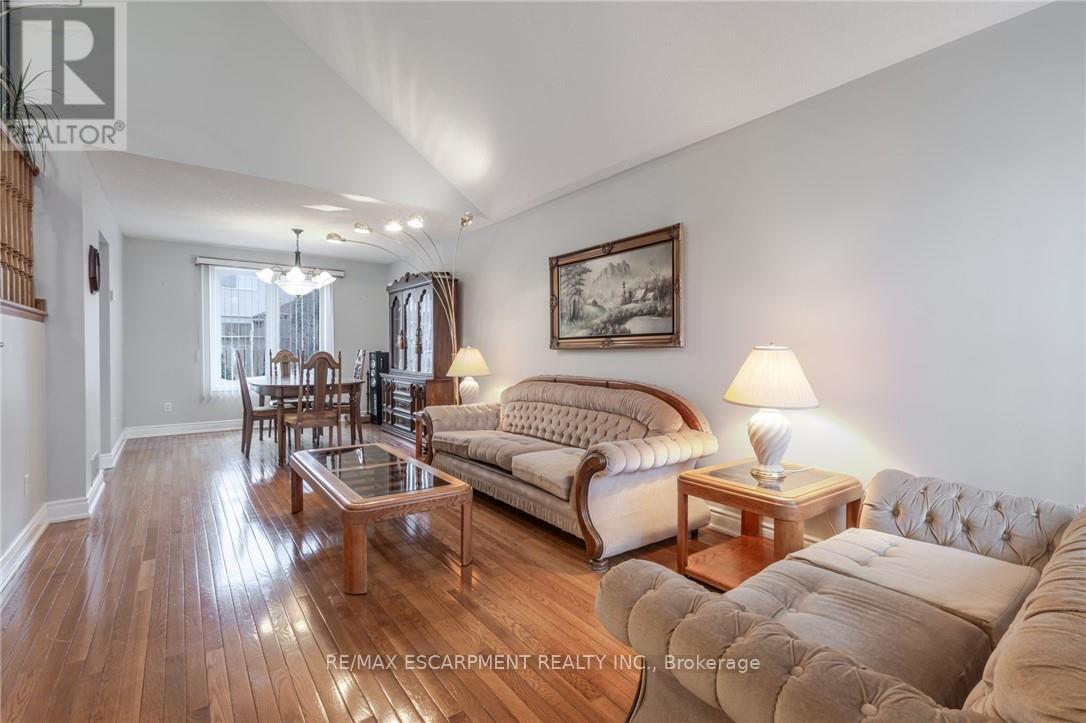 Photo 13 of 42 Hillgarden Drive, Hamilton ON