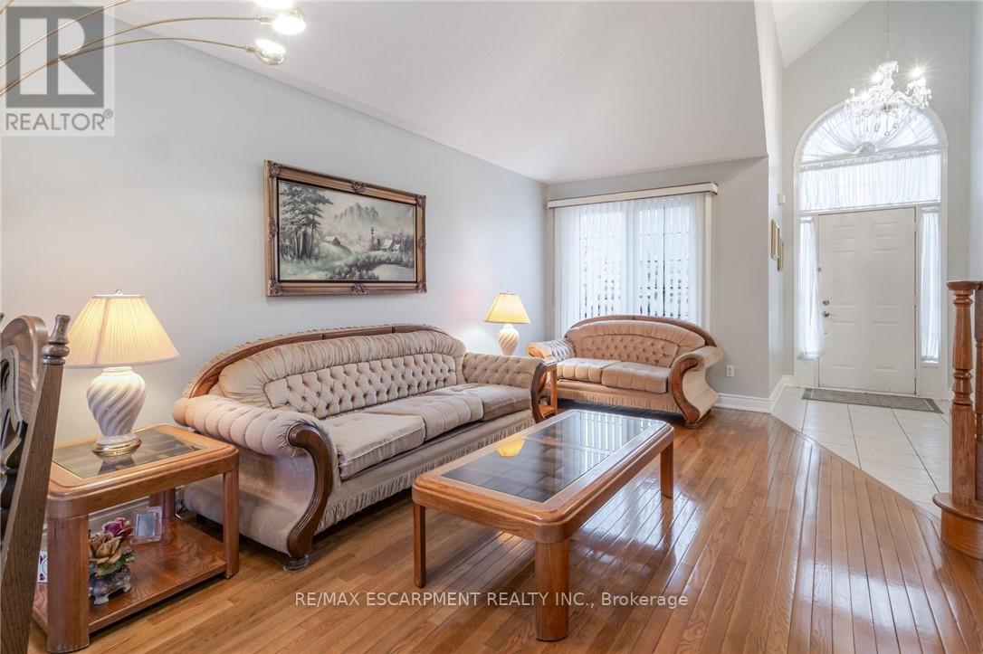 Photo 15 of 42 Hillgarden Drive, Hamilton ON