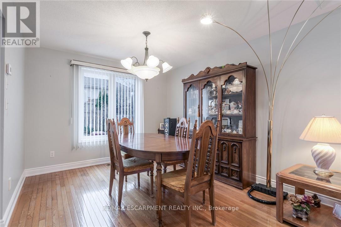 Photo 16 of 42 Hillgarden Drive, Hamilton ON