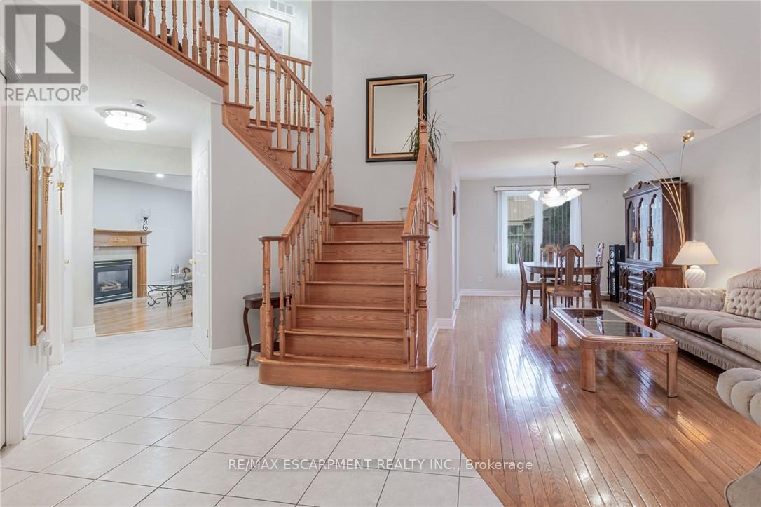 Photo 17 of 42 Hillgarden Drive, Hamilton ON