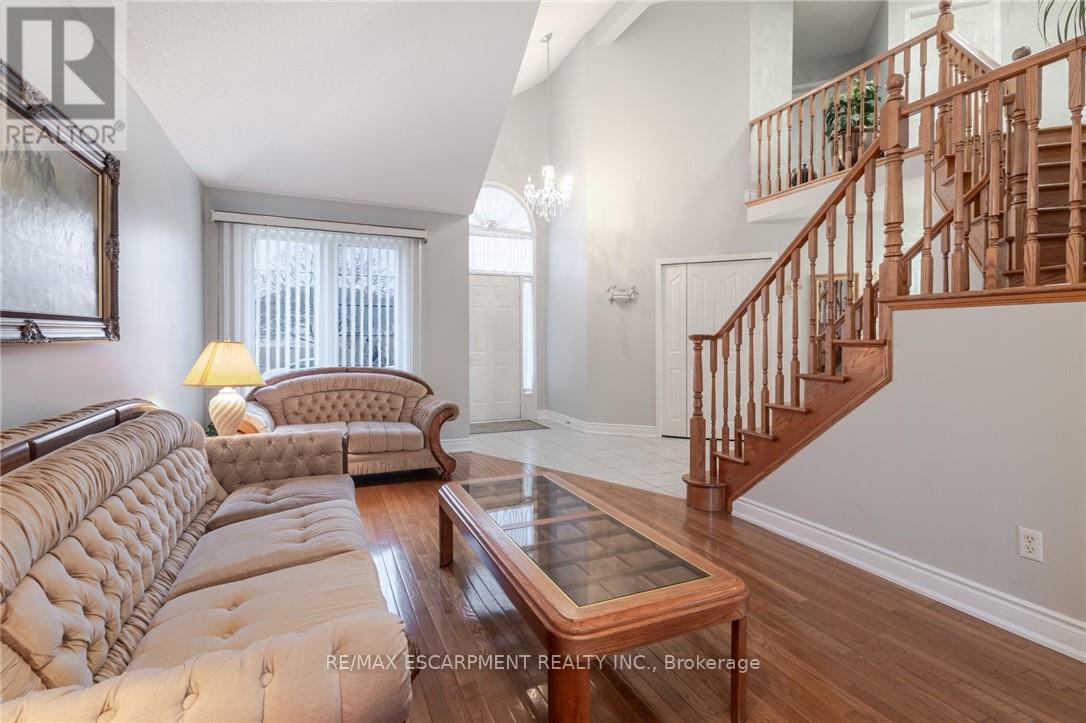 Photo 18 of 42 Hillgarden Drive, Hamilton ON