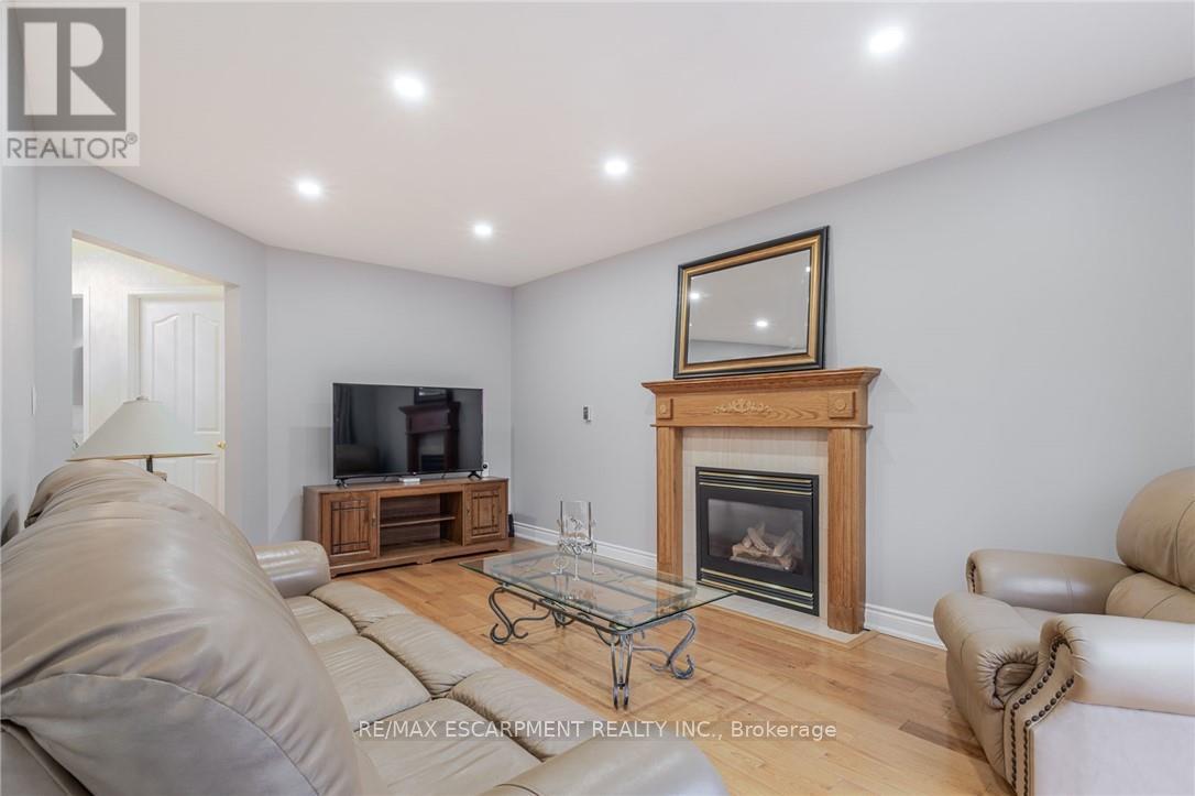 Photo 21 of 42 Hillgarden Drive, Hamilton ON
