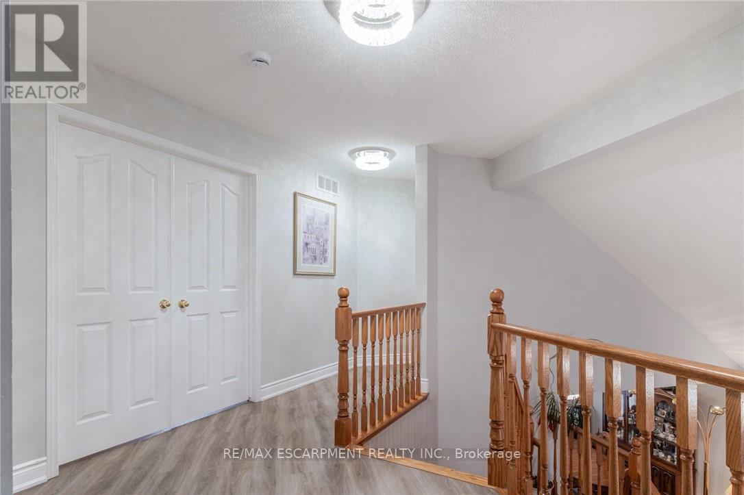 Photo 23 of 42 Hillgarden Drive, Hamilton ON