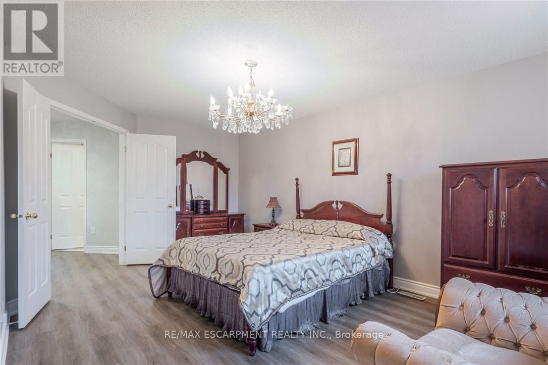 Photo 24 of 42 Hillgarden Drive, Hamilton ON