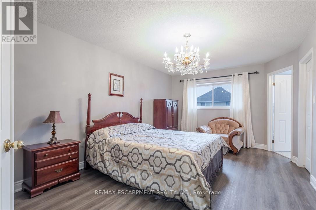 Photo 25 of 42 Hillgarden Drive, Hamilton ON