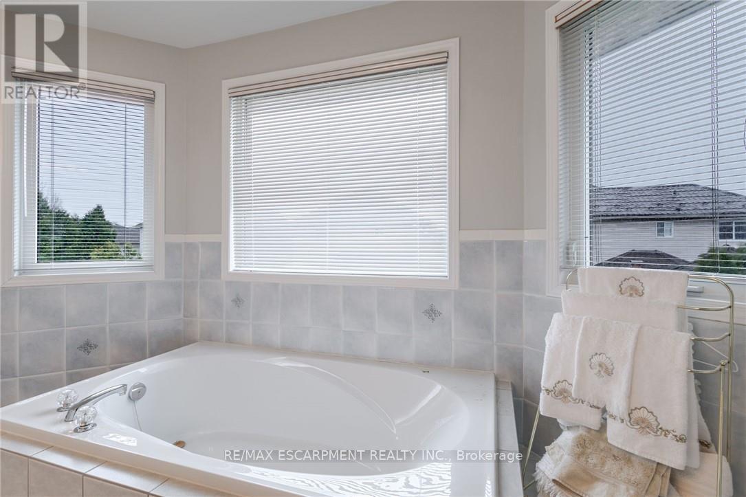 Photo 28 of 42 Hillgarden Drive, Hamilton ON