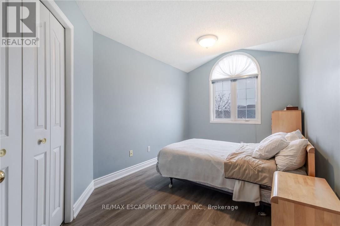 Photo 31 of 42 Hillgarden Drive, Hamilton ON