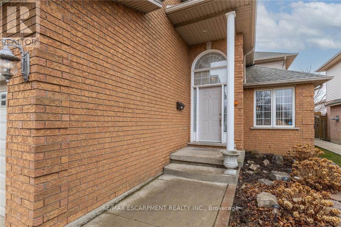 Photo 4 of 42 Hillgarden Drive, Hamilton ON