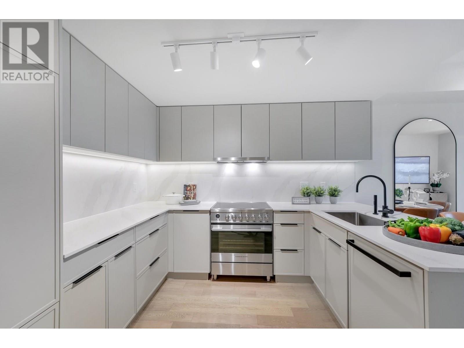 Photo 10 of 6 632 E 3rd Street, North Vancouver BC