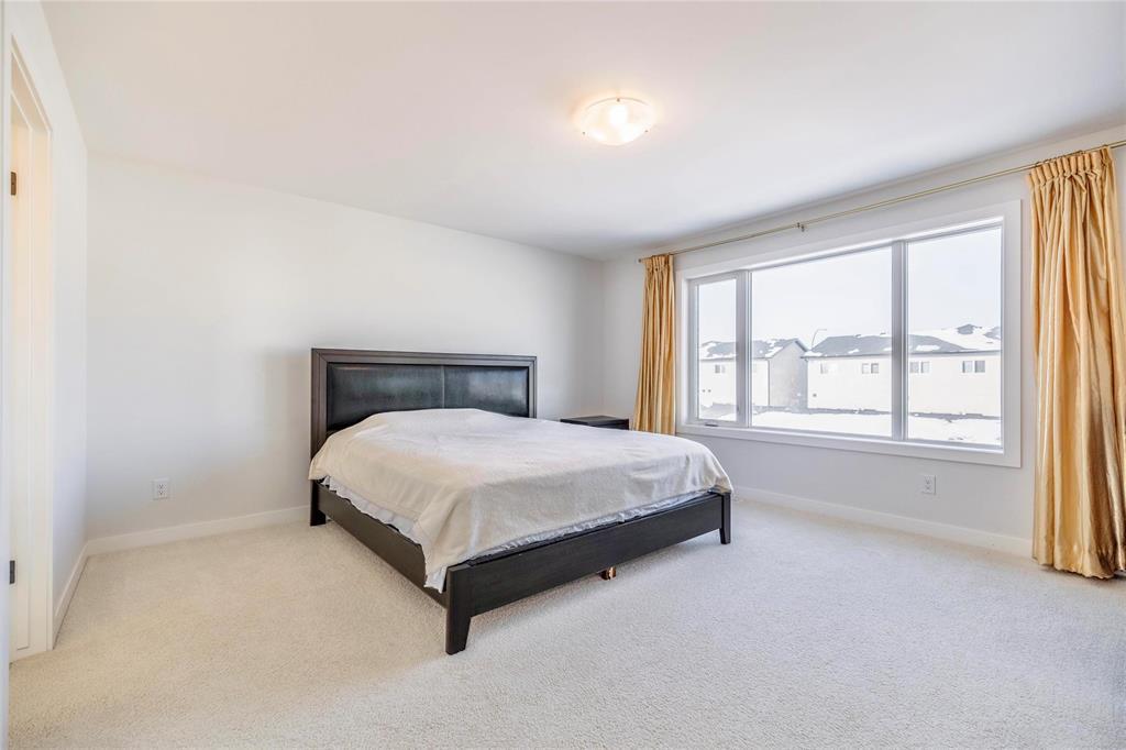 Photo 4 of 68 Cassowary Lane, Winnipeg MB