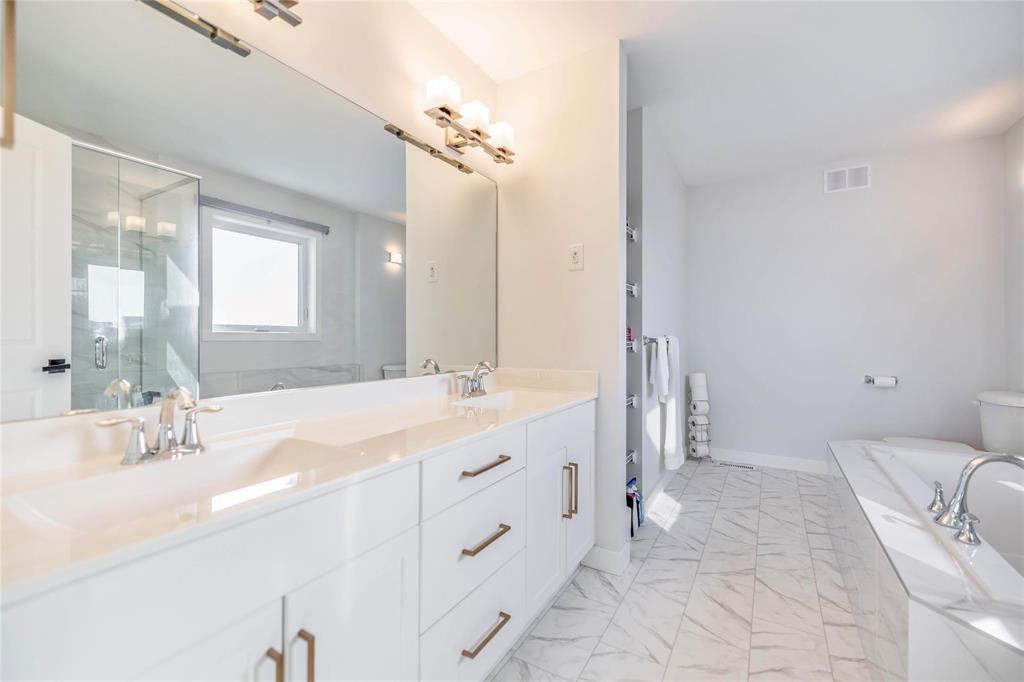Photo 10 of 68 Cassowary Lane, Winnipeg MB