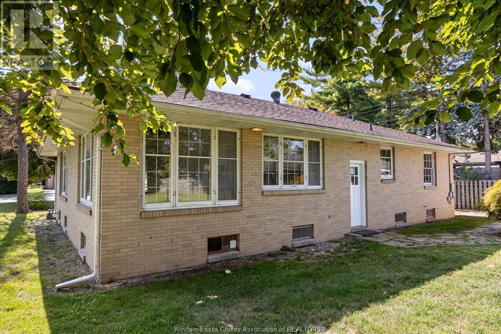 Photo 30 of 3985 Dougall Ave, Windsor ON