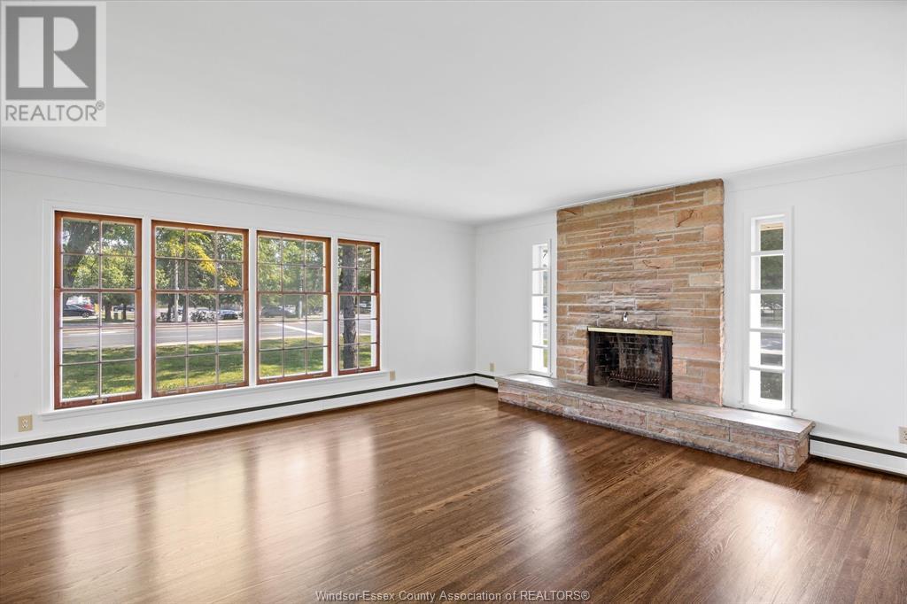 Photo 25 of 3985 Dougall Ave, Windsor ON