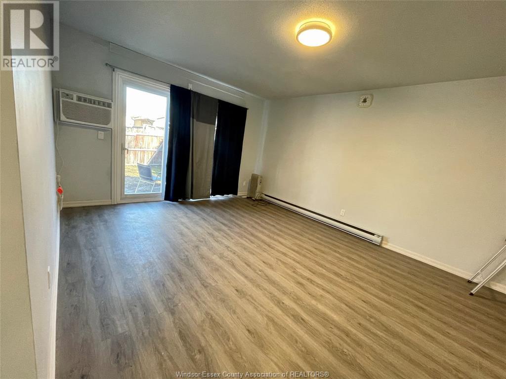 Photo 3 of 8477 Darlington Crescent, Windsor ON