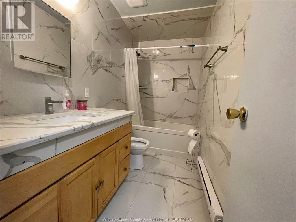 Photo 4 of 8477 Darlington Crescent, Windsor ON