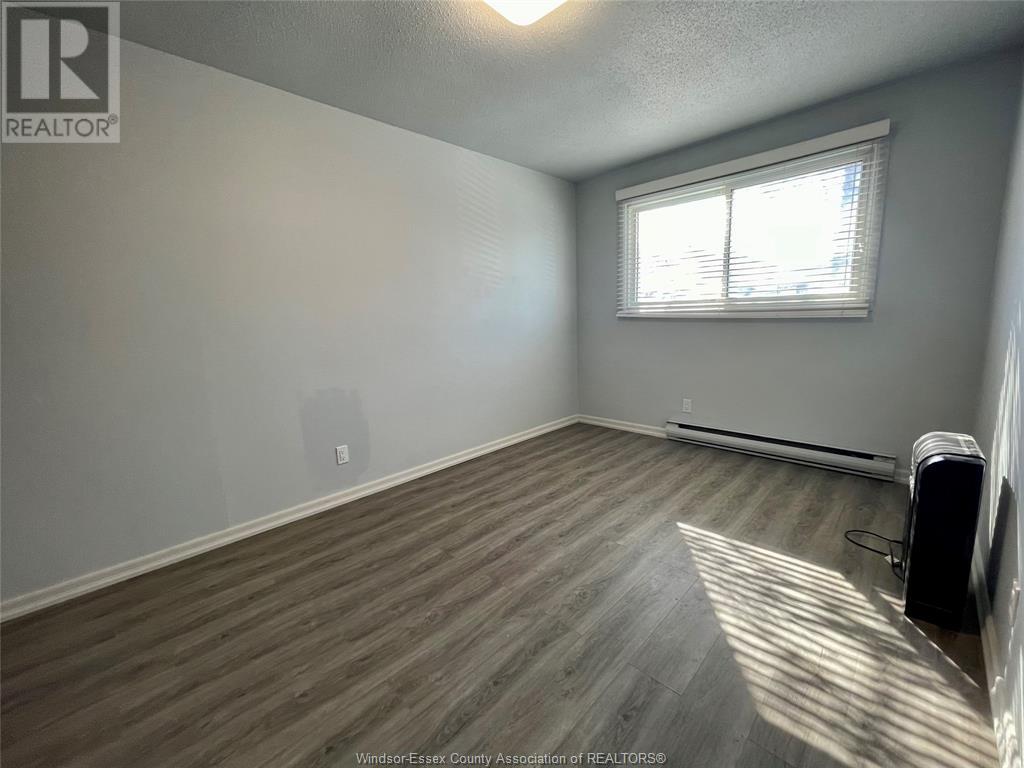 Photo 5 of 8477 Darlington Crescent, Windsor ON