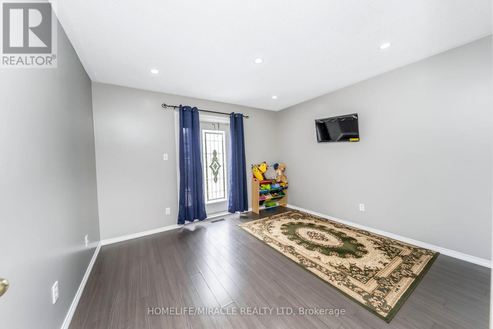 Photo 25 of 24 Chiccony Court, New Tecumseth ON