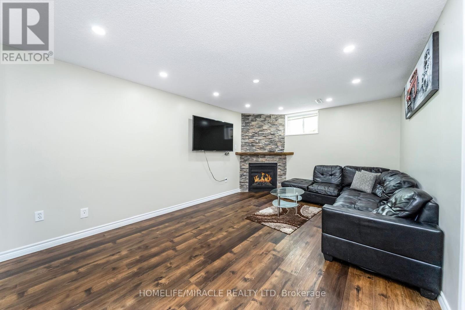 Photo 10 of 24 Chiccony Court, New Tecumseth ON