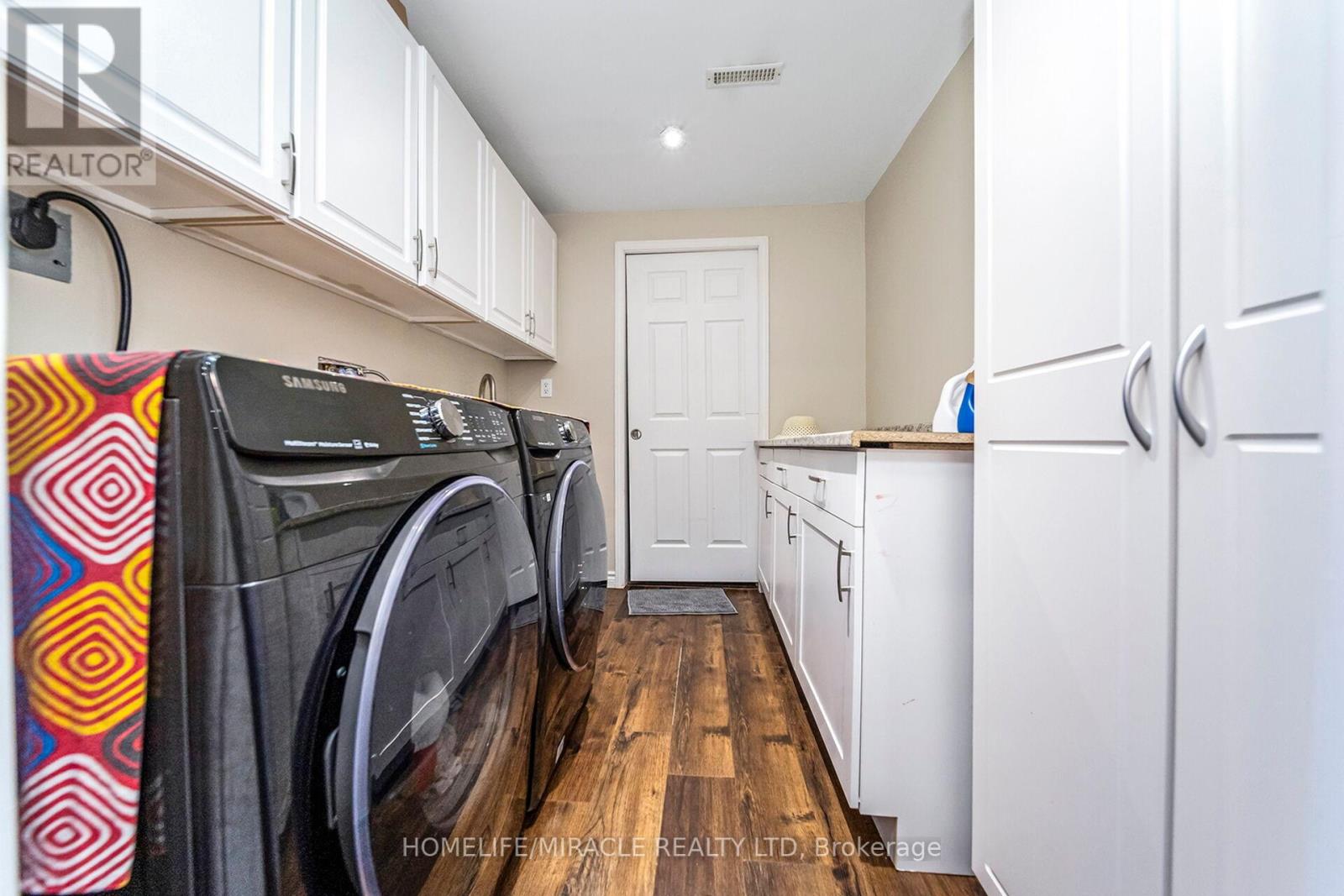 Photo 5 of 24 Chiccony Court, New Tecumseth ON